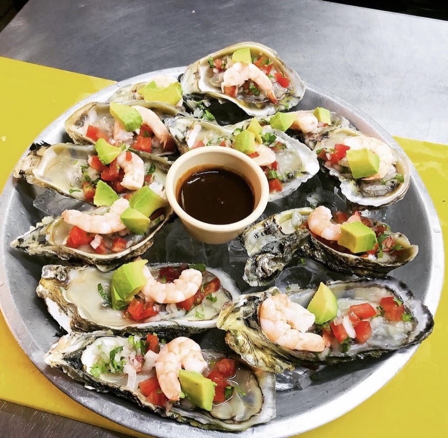 Ostiones preparados con camarón, pico de gallo y aguacate en Marisquería La Playa